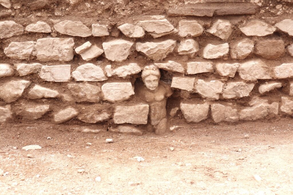 Στο φως μυστικά της αρχαίας πόλης των Φιλίππων – Εργάτες εντόπισαν εντοιχισμένο άγαλμα