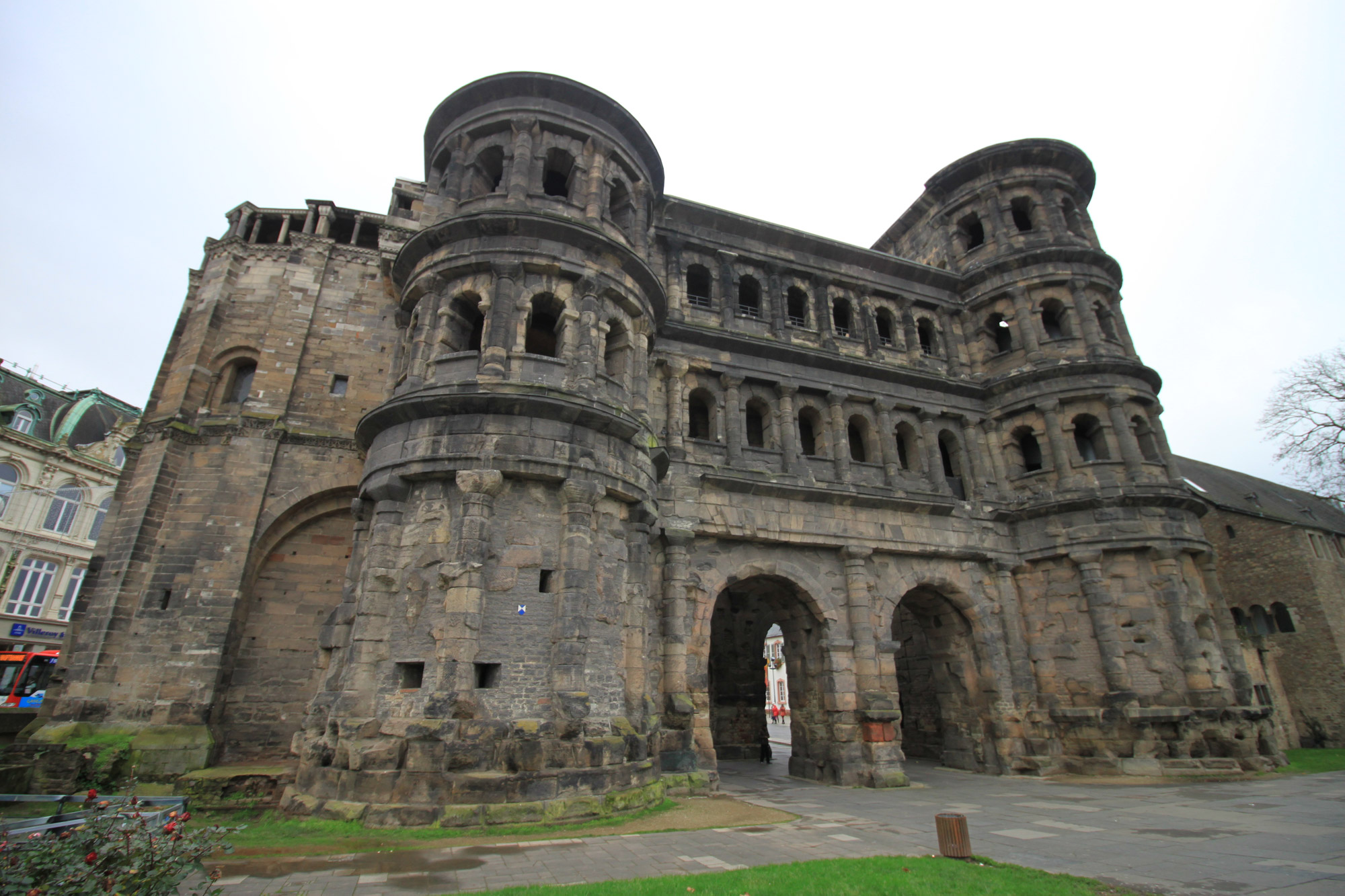 Porta Nigra (Μαύρη Πύλη) η αρχιτεκτονική δεινότητα της Ρωμαϊκής Αυτοκρατορίας